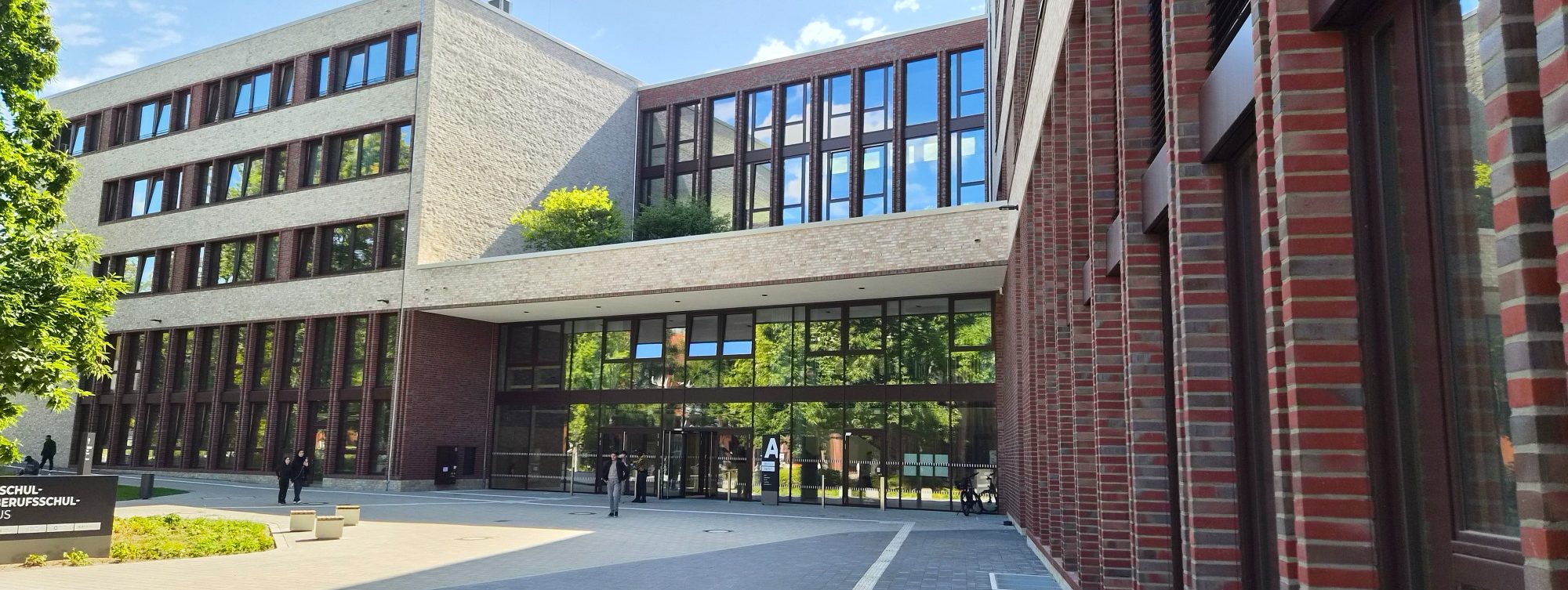 Gebäude mit dem Logo von BHH in moderner Architektur.